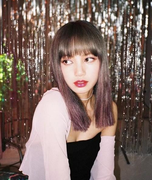 “发际线高”的女人，建议留以下4种“刘海”，显脸小还显年轻