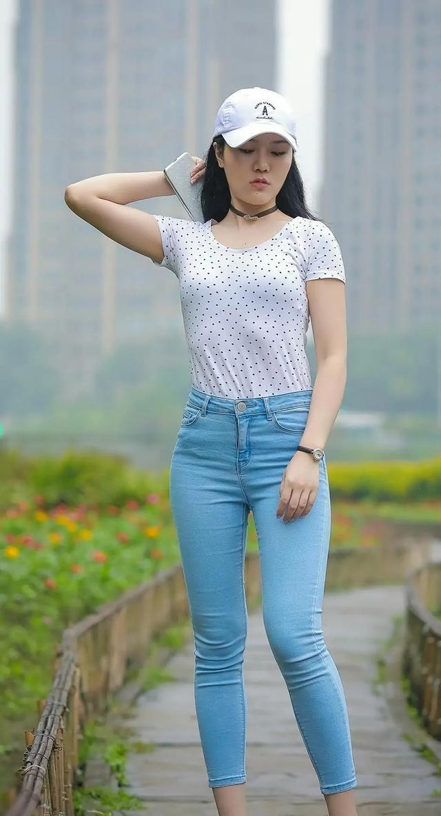 伞裤|白色波点上衣搭配蓝色牛仔打底裤,不容易出错,基础的搭配