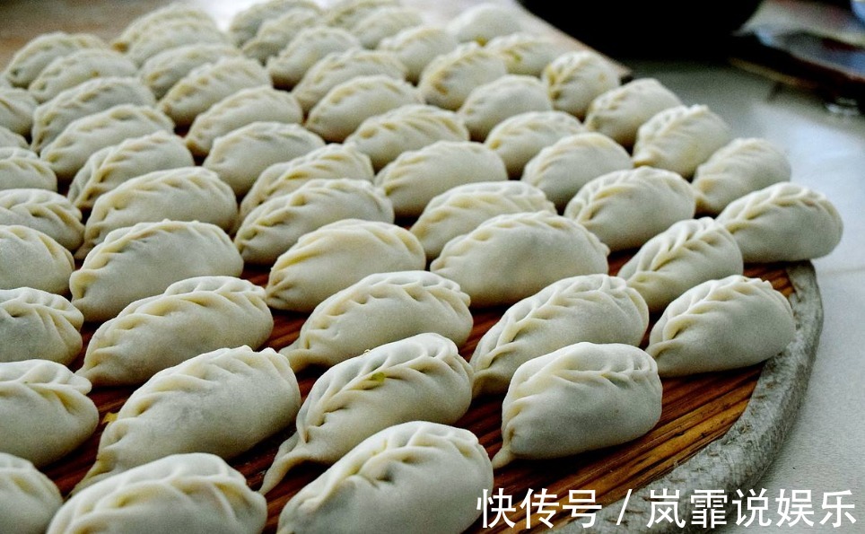 煮饺子时，千万别清水下锅了，大厨加点“它”，饺子好吃不粘锅