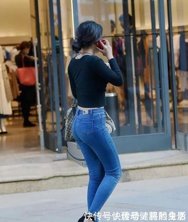 牛仔裤 黑V领与蓝色牛仔裤搭配,尽显高雅妩媚高冷女神范儿