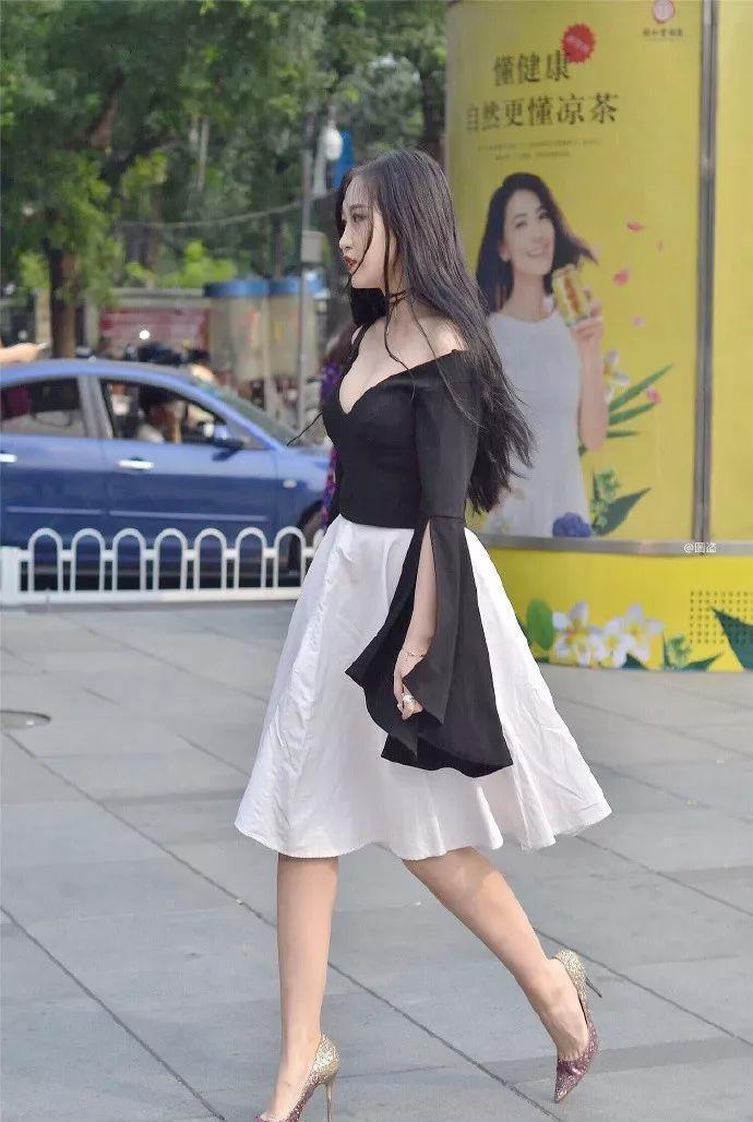 蕾丝|街拍美女 披肩秀发搭配长款裙子
