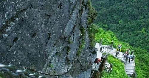 中国最“危险”的寺庙，一座桥连接2座山，悬空2493米，恍若仙境