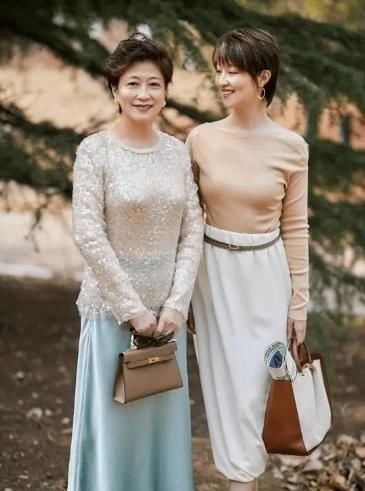 运动鞋 脱掉你的运动鞋吧,今年流行这3种平底鞋,五十多岁女人穿好时髦