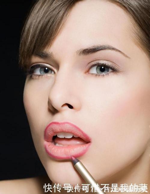 唇线笔 女生涂口红时,千万别有这4个“习惯”,不然再贵口红都掉色沾杯