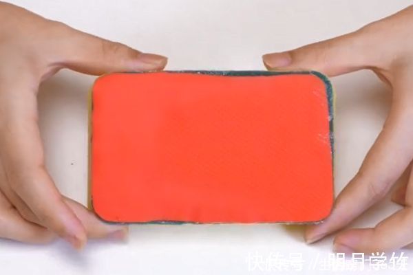 橡胶手套破了也别扔，剪一刀套在啤酒瓶上，解决了很多人的烦恼！