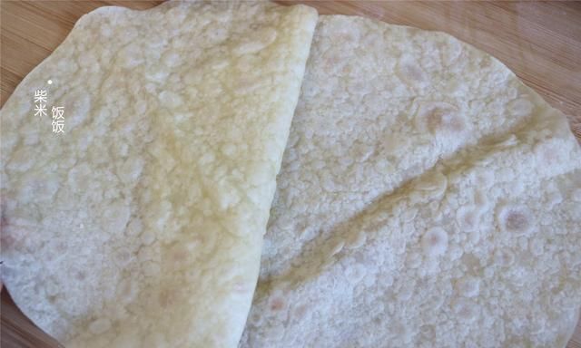 我家常做的快手早餐饼,一锅出两张,柔软筋道,卷上菜可香了