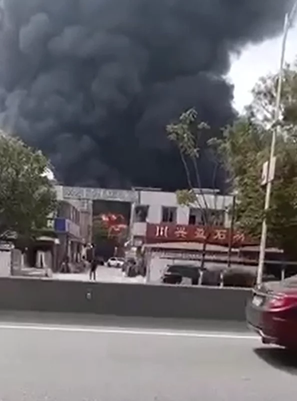 广州从化一石材加工市场内厂房起火，现场黑烟弥漫，当地消防人员：火势已扑灭，无人员伤亡