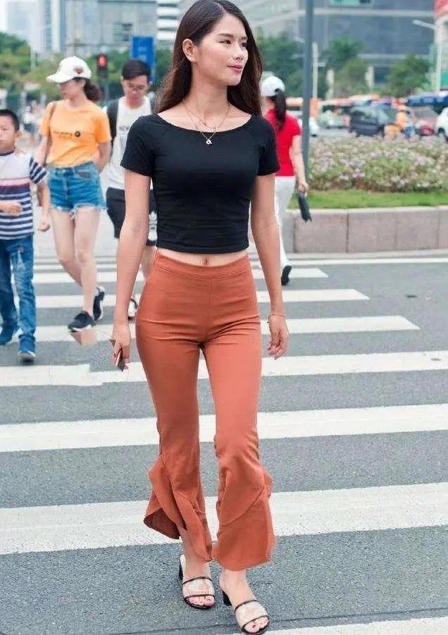 露腰 穿阔腿裤建议搭配露腰上衣，不但非常修饰身材，而且还很时髦