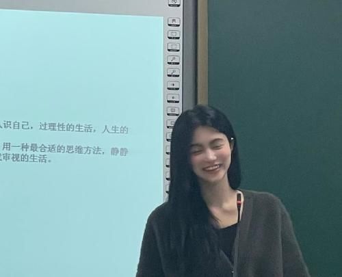 武汉大学“美女学生”凭借3张图片走红网络，多重身份被扒出