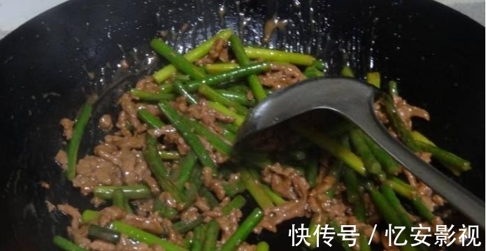蒜苔炒牛肉|炒牛肉，滑嫩不粘锅有诀窍，教你正确做法，牛肉鲜嫩不柴更入味