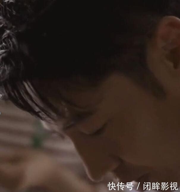 剥蒜|撒贝宁用刀剥蒜！刀面压蒜手握拳重锤，惊得身边众人直呼：小心手