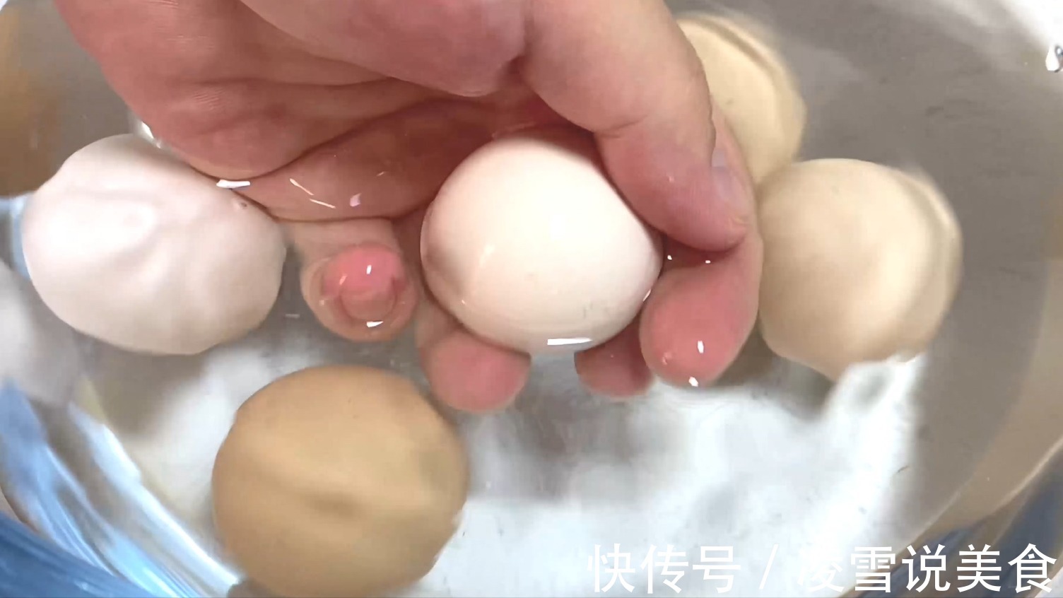 鸡蛋别再用水煮了，保姆教你新方法，只需1分钟，鸡蛋鲜嫩不粘壳
