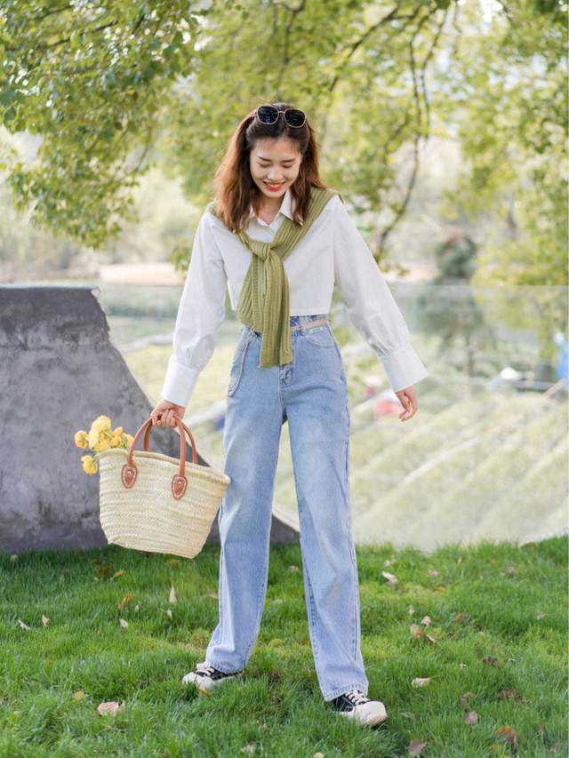 衬衫搭配|秋天的衬衫先别藏起来,搭配上牛仔裤可美了,比你想象中要好看