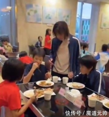 慷慨解囊!全红婵与弟妹食堂聚餐,3姐弟都爱吃肉,红姐豪气请客