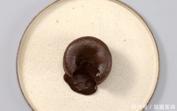 孩子|孩子爱吃的巧克力流心蛋糕,香甜味美,软嫩营养,吃了一次还想吃