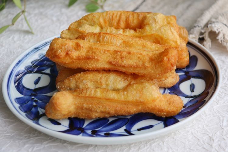 想吃油条不用出去买，自己在家也能做，蓬松酥脆还省钱
