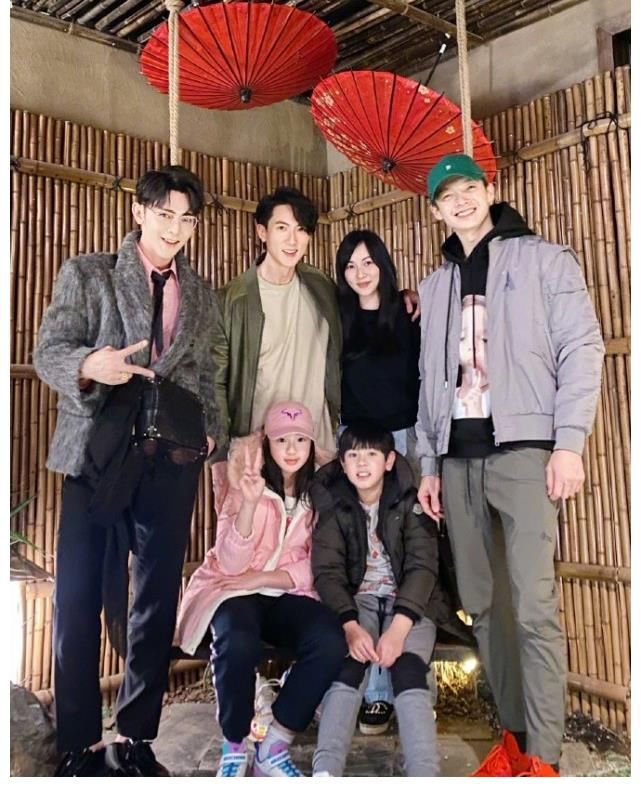 《爸爸5》萌娃重聚，neinei給泡芙補(bǔ)習(xí)英文，max身高超Jasper