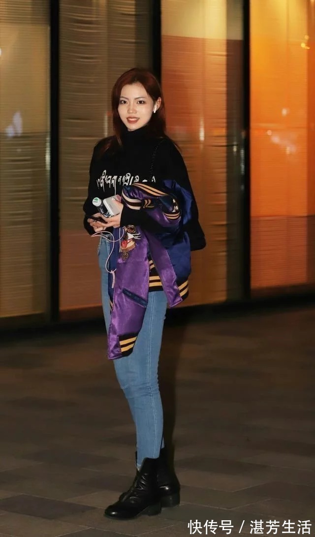 长发|街拍:两位长发飘逸的小姐姐,身材苗条有致,女神范十足