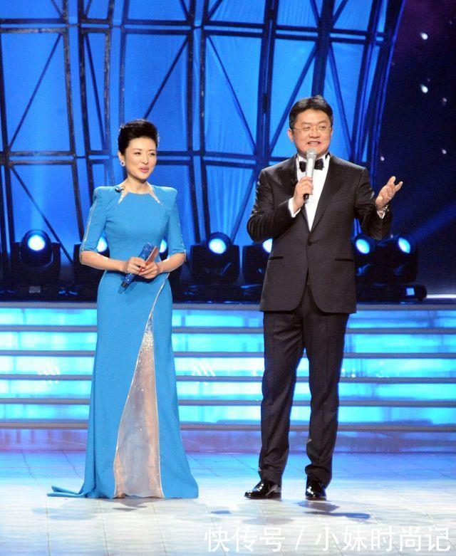 周涛身材真不错，穿蓝色长裙秀曲线，配点蕾丝更显精致时髦