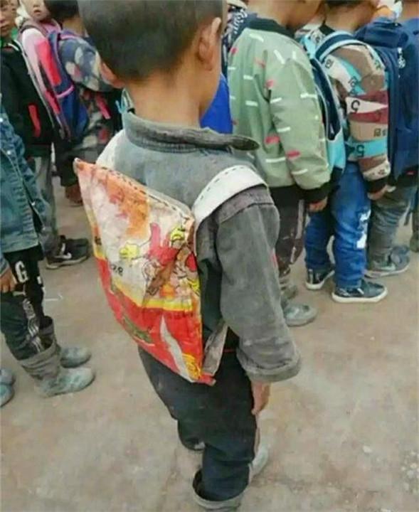 书包|小男孩背“麻袋书包”,自卑到不敢靠近小伙伴,看完让人心头一酸
