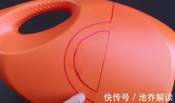 洗衣液空瓶切几刀,放在家里太实用了,超市一个要卖几十元!