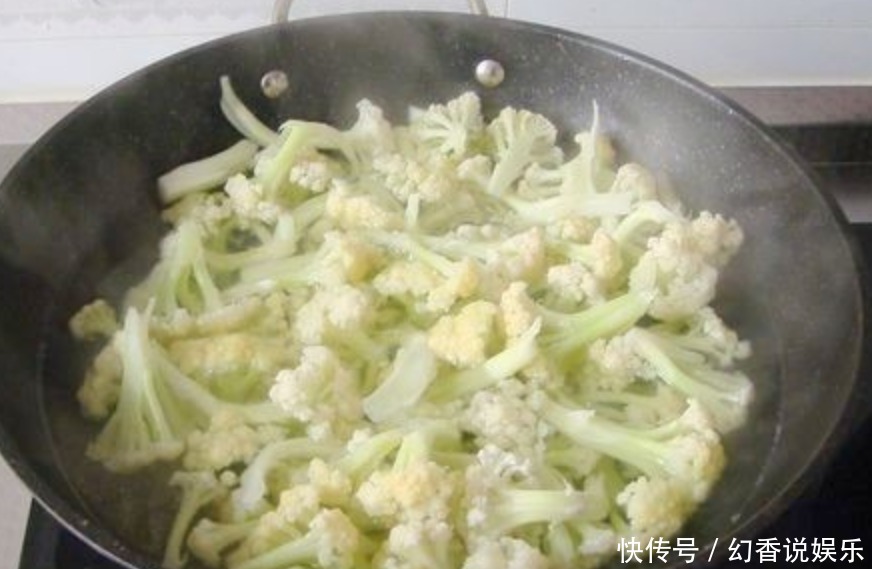 炒菜花到底要不要先焯水很多人都忽略了第一步,难怪不好吃