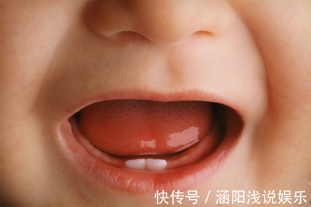 磨牙|宝宝几个月长牙算正常?出牙信号、应对建议,家长记牢让娃少遭罪