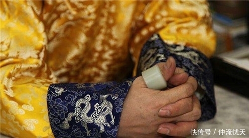 上交|他手戴价值上亿的乾隆扳指,专家建议上交,他说6字让专家沉默了