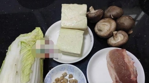 天冷，这菜要多吃，跟豆腐是绝配，焖一锅实在太鲜了，营养又暖身