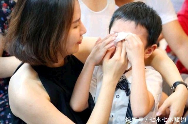 女孩|“孩子小,喝你一口奶茶咋了”宝妈无理护短,女孩我有肺结核