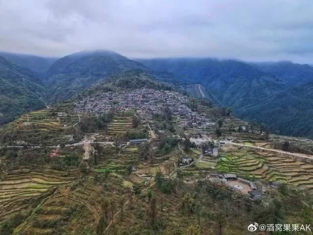 依山而建的古寨，穿越千年的沧桑与风华，神秘又迷人