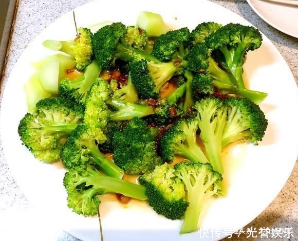 家常菜:糖醋排骨,鱼香肉丝,蚝油蒜蓉西兰花,梅菜扣肉