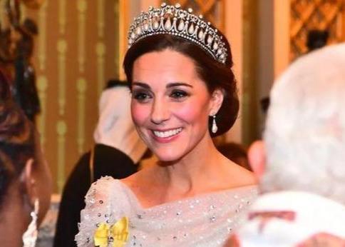 同戴“珍珠泪”皇冠,卡米拉无法驾驭,凯特端庄,戴妃头上最闪耀