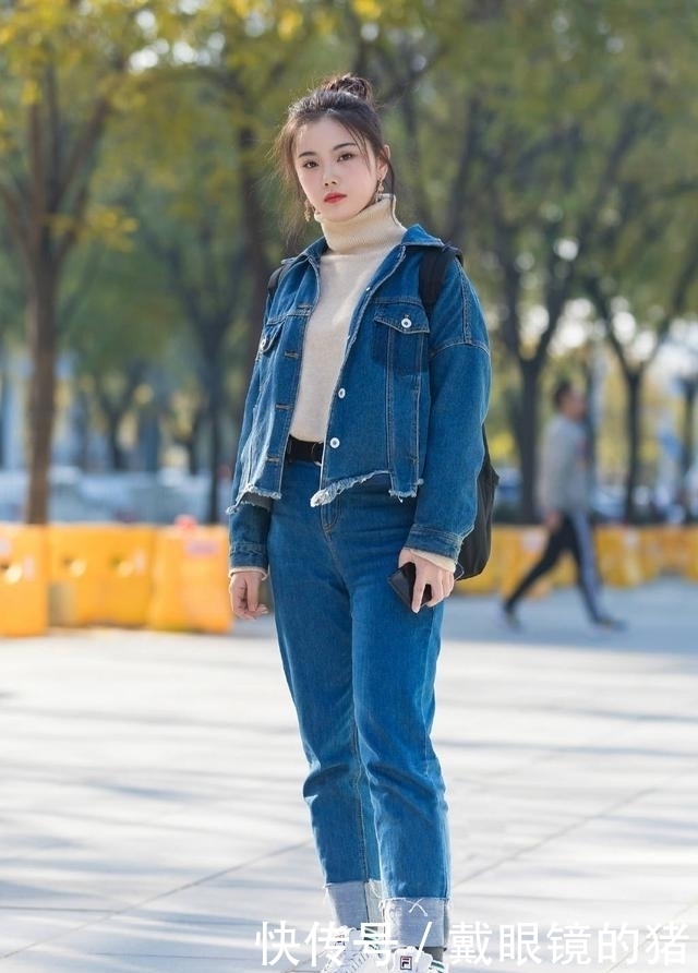 紧身牛仔裤美女,简约时尚的搭配,轻松凸显出傲人身材