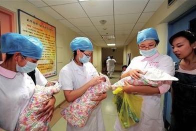 取名|爸爸姓“鸡”,不愿意三胞胎随自己姓,妈妈随口取名让护士怒赞