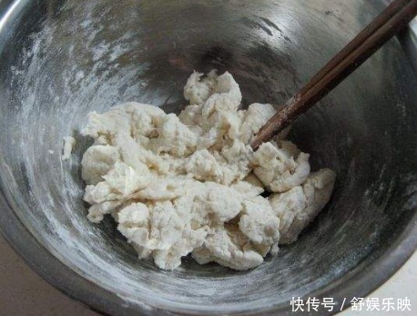 烙饼时,有人加鸡蛋,有人烫面老板教你正确方法做,太香了