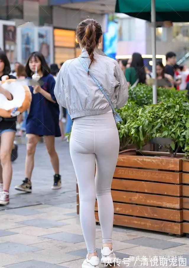 肩宽 白色打底裤搭配时尚外套,不再单调乏味,改变自己的穿衣风格