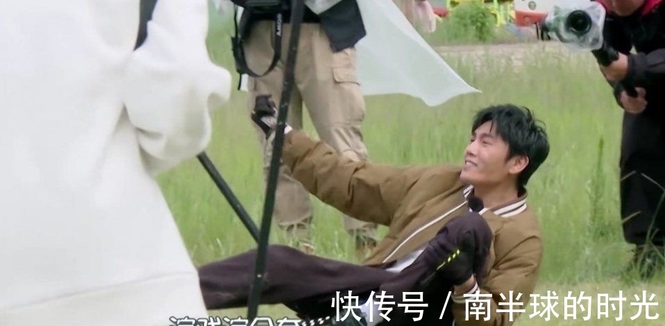 張東升|秦昊簡直太幽默了,在綜藝節(jié)目里連續(xù)五次假摔,戳中人們的笑點(diǎn)!