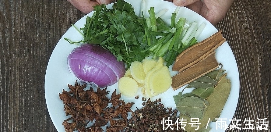 做法|“万能的蒜蓉辣酱”，教你最正宗的做法，拌啥都好吃，实在太香了