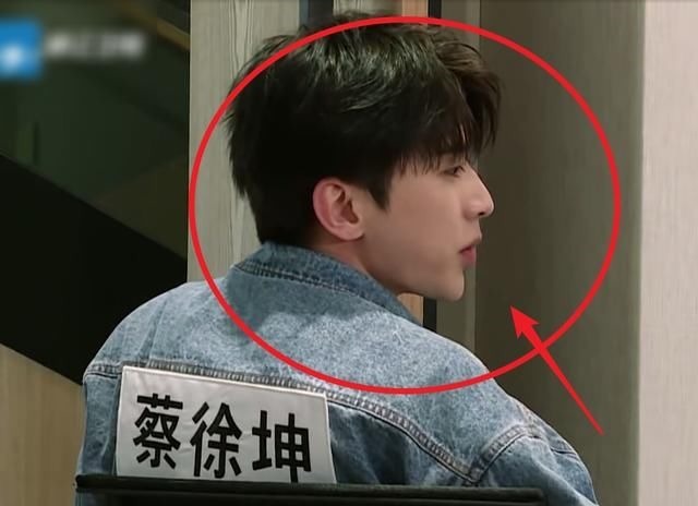 蔡徐坤|跑男9蔡徐坤被迫成沙溢儿子，谁在意他的表情？是否介意很显然