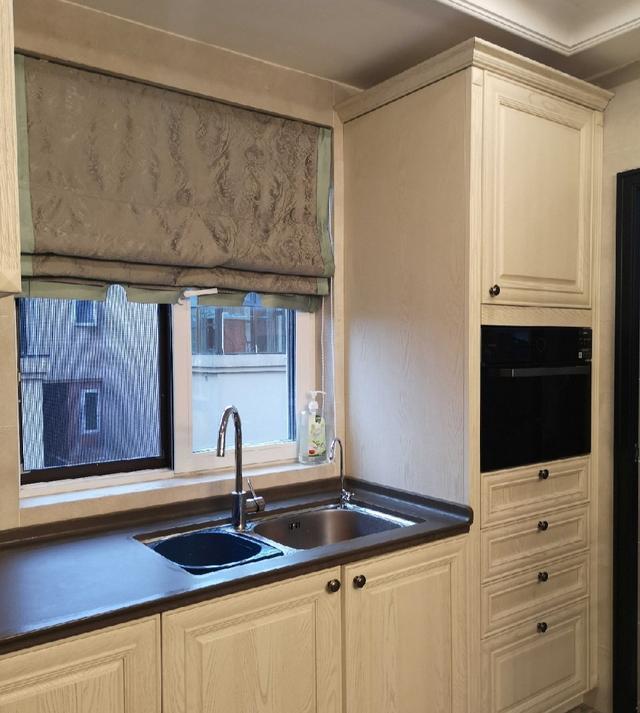 地柜|厨房不打吊柜,却依然“井井有条”,让人羡慕!看到细节:太高明