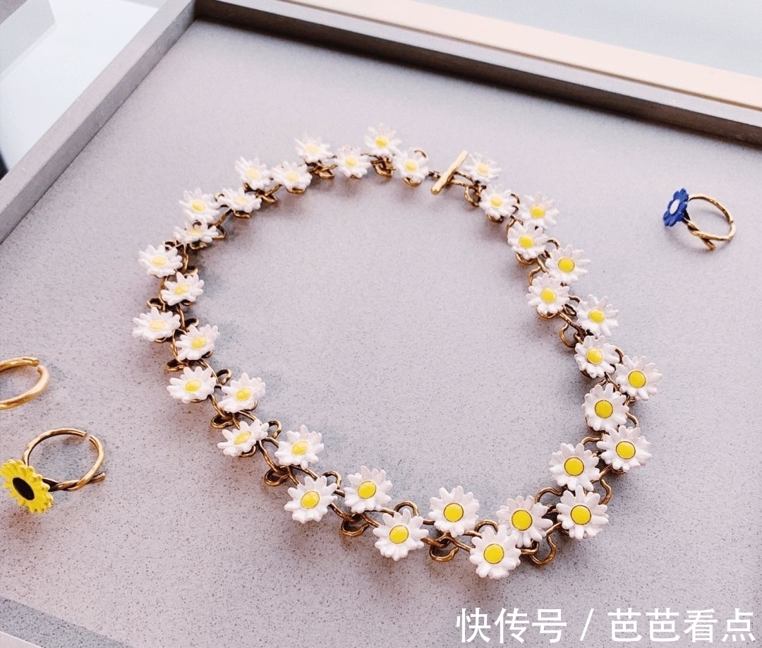 virgil|小时候玩的换装贴纸、QQ秀,竟成了现在最时髦的玩意