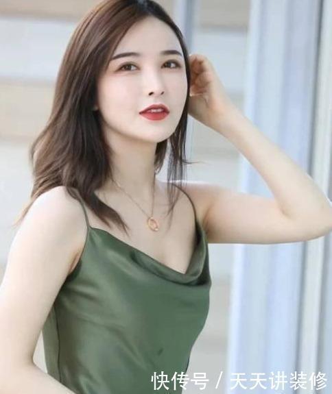 女人|见过大场面的女人,打底裤从不配短裙,这样搭减龄又时髦