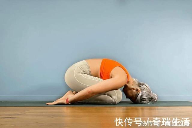 膝盖|在瑜伽中,看似简单的婴儿式,蕴含的内在含义更多,你真做对了吗