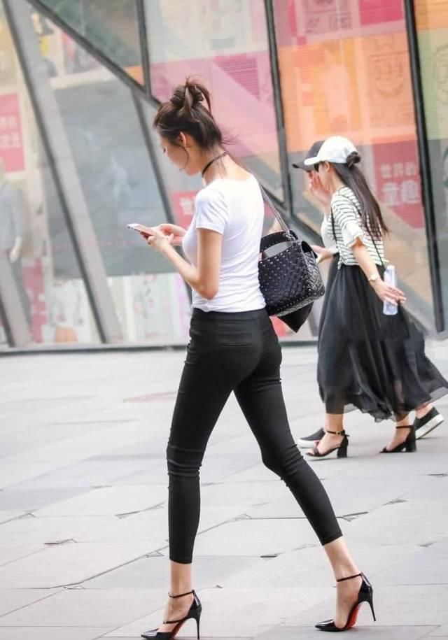  街拍美女：小姐姐都美成这样了，不知道你们还在挑剔什么！