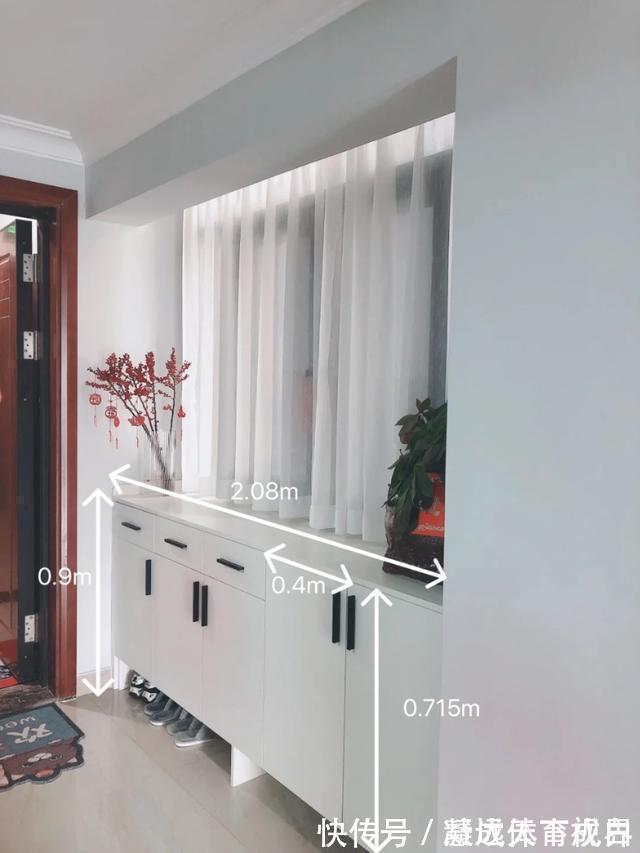 阳台上|她家不吊顶,只走石膏线,墙面不造型,只刷乳胶漆,太简洁耐看了