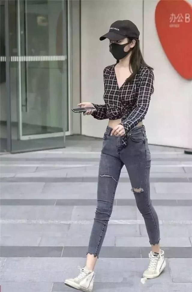 格子|街拍美女格子衬衫加紧身牛仔裤属于小姐姐的味道
