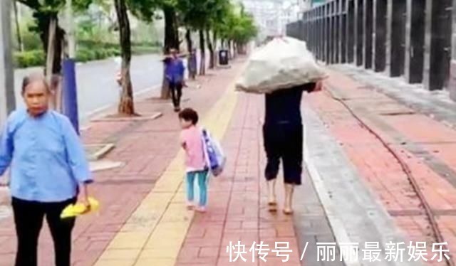 家庭|两孩子相遇,互相注视对方走过,网友:同样的年龄,不同的境遇