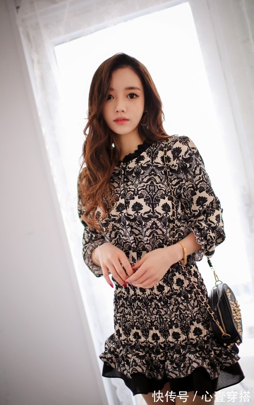 时尚|女神孙允珠高清时尚搭配:复古花纹荷叶边连身短裙