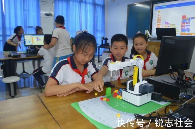 海州湾小学|玩编程、搭模型人工智能技术走入课堂！岚山这些孩子们太幸福了！